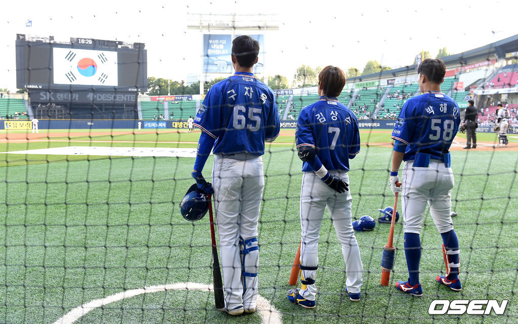 서울 잠실야구장에서 열린 ’2019 신한은행 MY CAR KBO리그' 두산 베어스와 삼성 라이온즈의 경기, 시작을 앞두고 삼성 박해민, 김상수, 구자욱이 국기에 대한 경례를 하고 있다. 2019.05.14 /dreamer@osen.co.kr