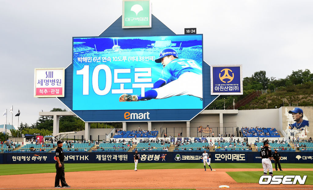 대구삼성라이온즈파크에서 열린  ‘2019 신한은행 MY CAR KBO리그’ 삼성 라이온즈와 KT 위즈의 경기, 5회말 무사 1루 상황 삼성 송준석 타석 때 주자 박해민이 2루 도루에 성공하자 전광판에 기록이 띄워지고 있다. KBO리그 38번째 6년 연속 10도루. 2019.06.16 /dreamer@osen.co.kr 