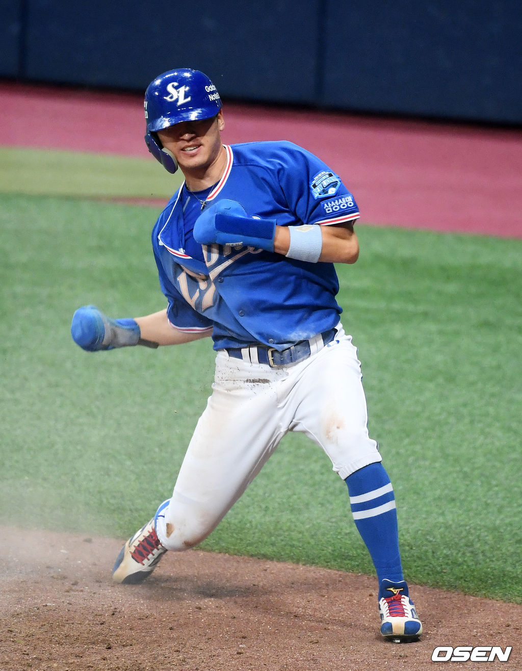 서울 고척스카이돔에서 열린  ‘2020 신한은행 SOL KBO리그’ 키움 히어로즈와 삼성 라이온즈의 경기, 9회초 1사 2루에서 삼성 박해민이 김상수의 역전 1타점 적시타에 홈을 밟고 기뻐하고 있다. 2020.08.29 /jpnews@osen.co.kr