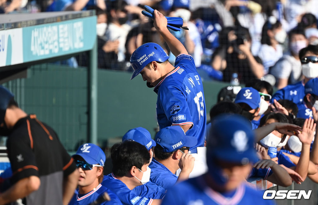 한화생명이글스파크에서 열린 ’2021 신한은행 SOL KBO 리그' 한화 이글스와 삼성 라이온즈의 경기, 1회초 1사 1루에서 삼성 피렐라의 우중간 적시 2루타 때 홈을 밟은 1루주자 박해민이 더그아웃에서 동료들의 축하를 받고 있다. 2021.09.11 /sunday@osen.co.kr