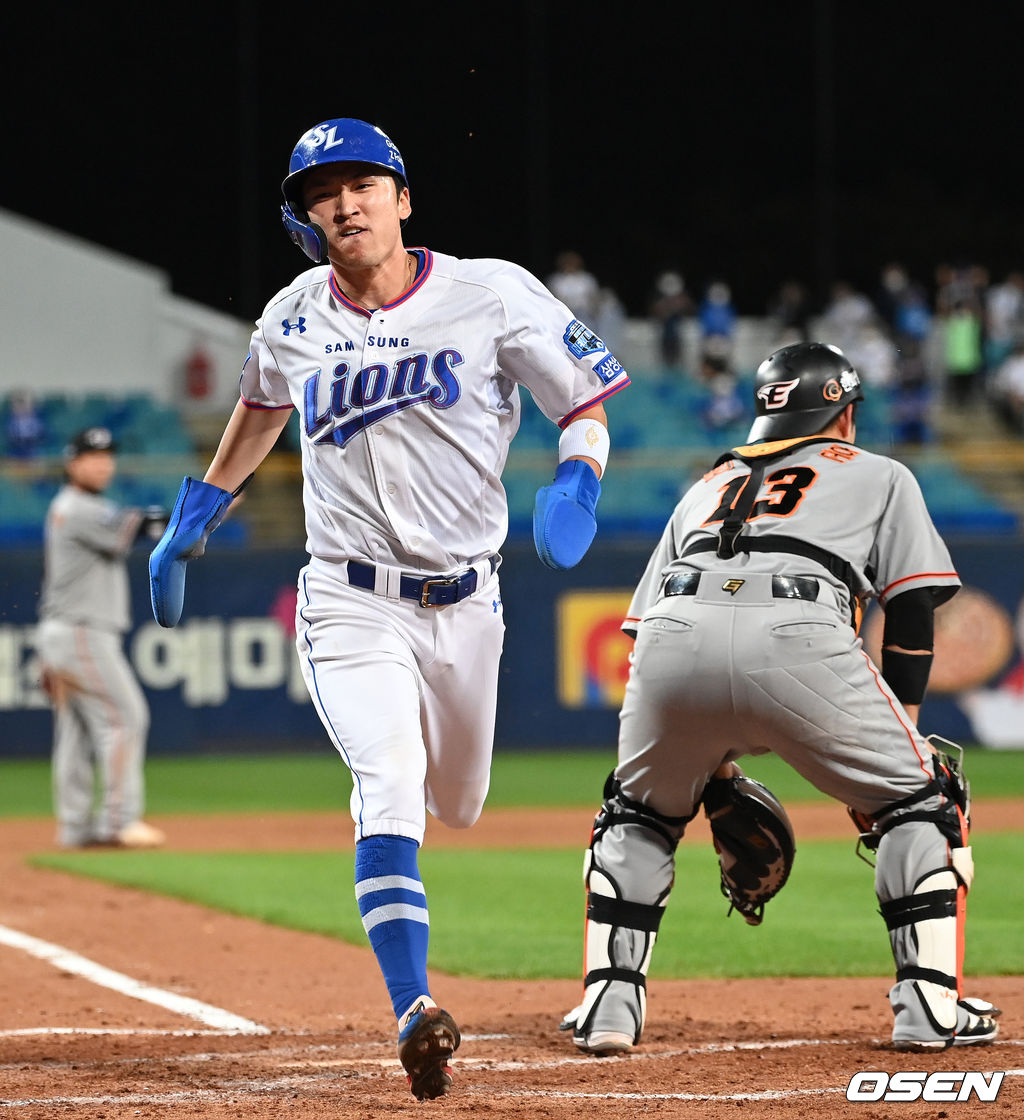 대구삼성라이온즈파크에서 열린  ’2021 신한은행 SOL KBO리그’ 삼성 라이온즈와 한화 이글스의 경기, 7회말 무사 2,3루에서 삼성 오재일의 희생플라이 때 3루주자 박해민이 홈을 밟고 있다. 2021.09.30 /sunday@osen.co.kr