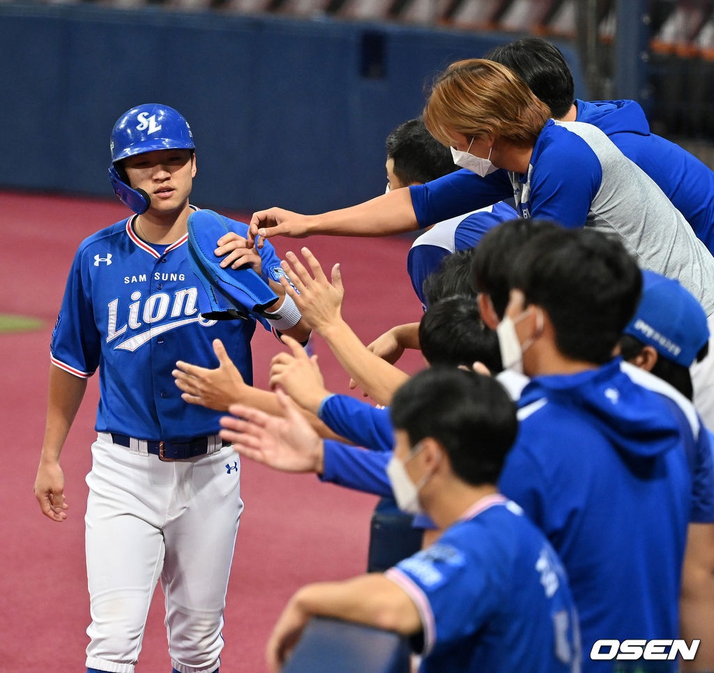  서울 고척스카이돔에서 열린 ‘2021 신한은행 SOL KBO리그’ 키움 히어로즈와 삼성 라이온즈의 경기, 8회초 2사 1,2루에서 삼성 박해민이 오재일의 1타점 적시타에 득점을 올리고 동료선수들과 하이파이브를 하고 있다. 2021.10.05 /jpnews@osen.co.kr