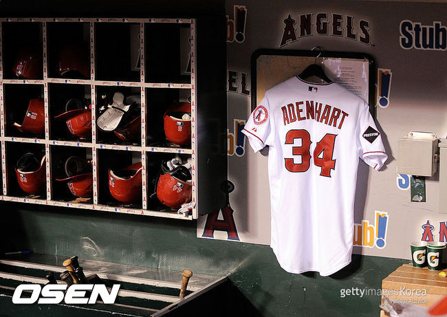 [사진] 지난 2009년 교통사고로 세상을 떠난 LA 에인절스의 닉 아덴하트를 추모하기 위해 덕아웃에 걸어놓은 그의  저지.ⓒGettyimages(무단전재 및 재배포 금지)