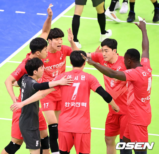 1세트 한국전력 선수들이 기뻐하고 있다. 2021.12.17 / rumi@osen.co.kr