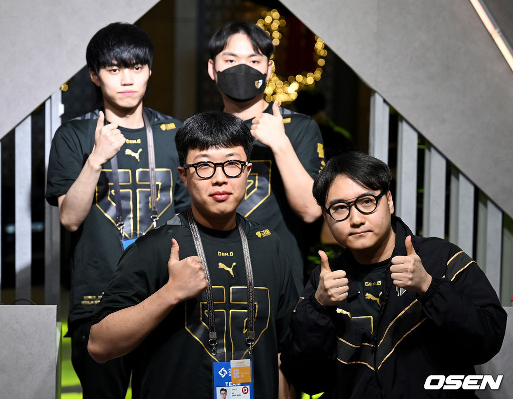 18일 인천 파라다이스 시티에서 배틀그라운드 국제전 PGC(PUBG 글로벌 챔피언십) 그랜드 파이널 2일차 경기가 열렸다.아시아, 아시아퍼시픽, 유럽, 아메리카 등 전 세계 지역의 16개 팀이 참가. 총상금 200만 달러(한화 약 23억 4000만 원)와 세계 최강팀 타이틀을 걸고 대결을 펼칠 예정이다. 3매치 우승팀 젠지 선수들이 기념촬영을 하고 있다.   2021.12.18 /ksl0919@osen.co.kr