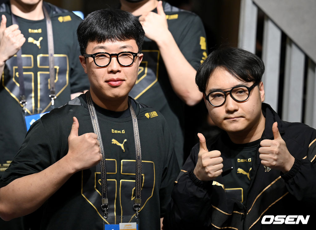 18일 인천 파라다이스 시티에서 배틀그라운드 국제전 PGC(PUBG 글로벌 챔피언십) 그랜드 파이널 2일차 경기가 열렸다.아시아, 아시아퍼시픽, 유럽, 아메리카 등 전 세계 지역의 16개 팀이 참가. 총상금 200만 달러(한화 약 23억 4000만 원)와 세계 최강팀 타이틀을 걸고 대결을 펼칠 예정이다. 3매치 우승팀 젠지 아수라 조상원, Esther 고정환이 기념촬영을 하고 있다.  2021.12.18 /ksl0919@osen.co.kr