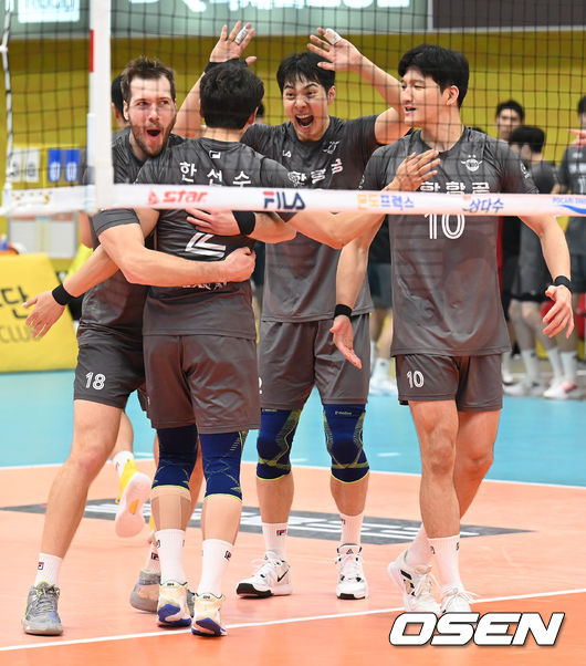 19일 오후 경기 의정부체육관에서 ‘2021-2022 도드람 V-리그’ 남자부 KB손해보험과 대한항공의 경기가 열렸다.이날 경기는 대한항공이 KB손해보험을 상대로 세트스코어 3-2(20-25, 25-21, 25-18, 21-25, 15-9)로 승리했다.5세트 대한항공 선수들이 득점에 기뻐하고 있다. 2021.12.19 /ksl0919@osen.co.kr