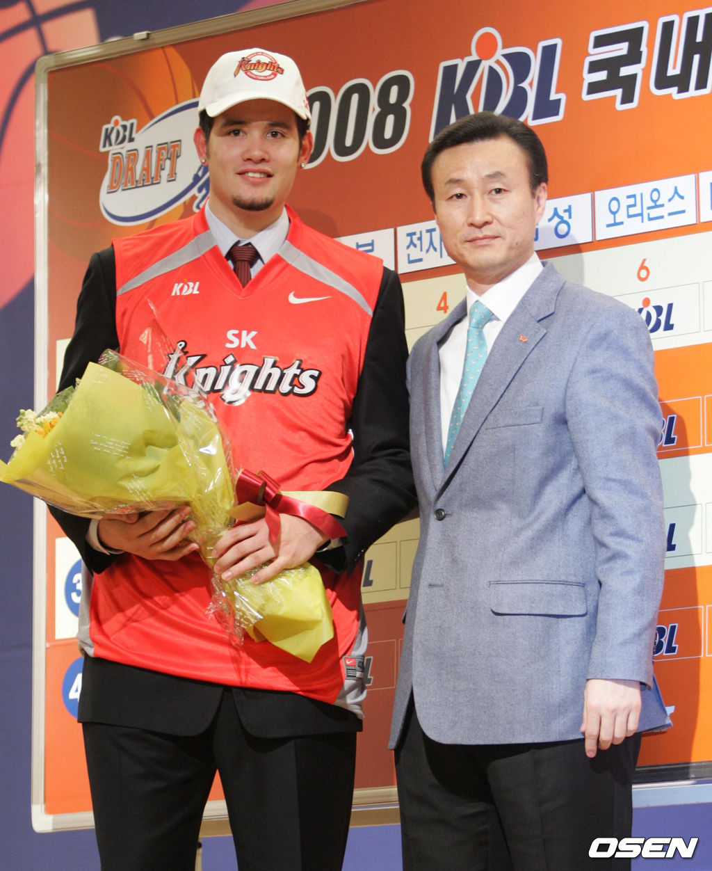 [OSEN DB] 2008 한국프로농구(KBL) 신인 드래프트에 참석한 SK 김민수와 서울 SK 김진 감독. 2008.01.29 /photo@osen.co.kr