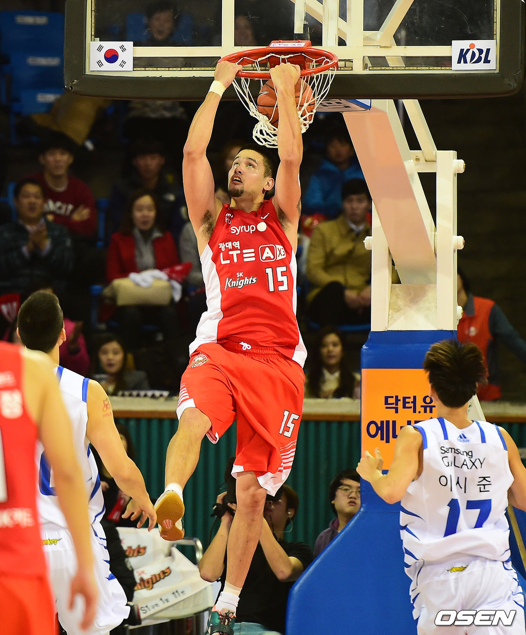 백핸드 투핸드 덩크 성공하는 김민수. 2014.11.14 /jpnews@osen.co.kr