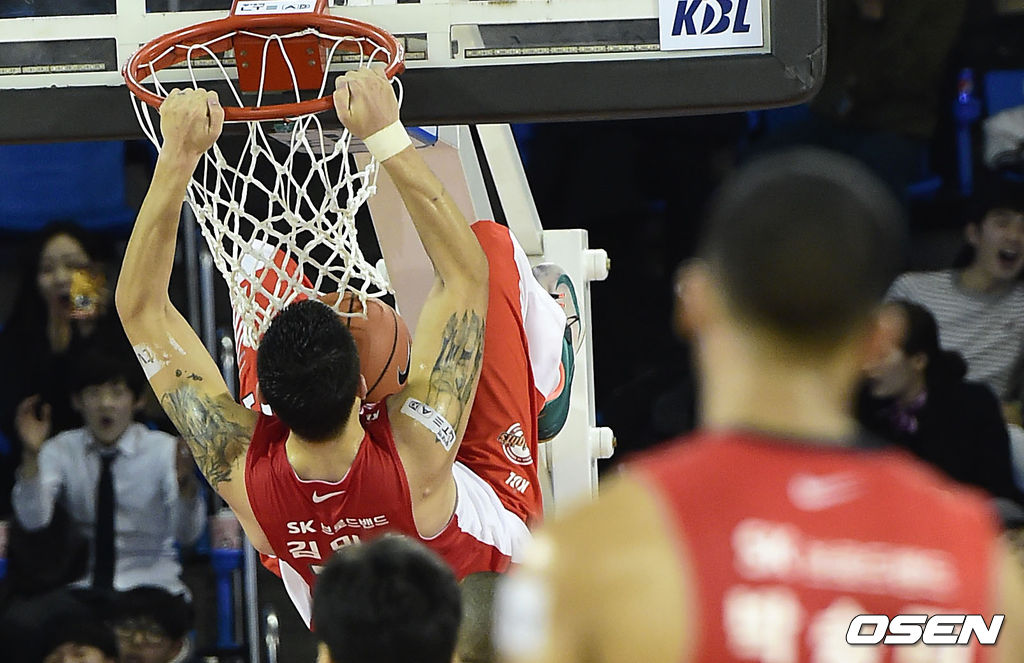 [OSEN DB] 투핸드 덩크 성공하는 김민수. 2014.11.20/photo@osen.co.kr