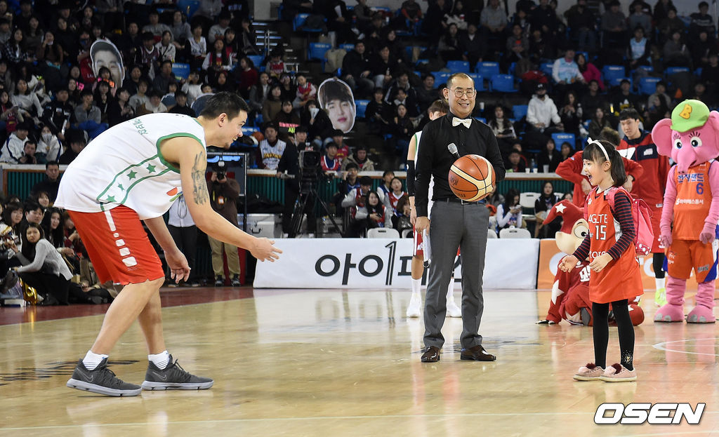 14일 오후 서울 잠실학생체육관에서 열린 '2017-2018 정관장 프로농구 올스타전' 덩크 컨테스트에서 김민수가 딸과 패스를 주고 받고 있다. 2018.01.14 /jpnews@osen.co.kr