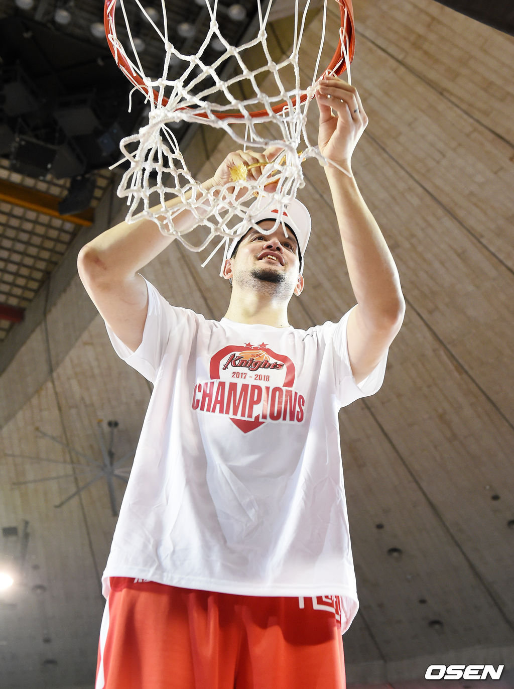 SK 김민수가 림 커팅을 하며 우승을 기뻐하고 있다. 2018.04.18 /jpnews@osen.co.kr