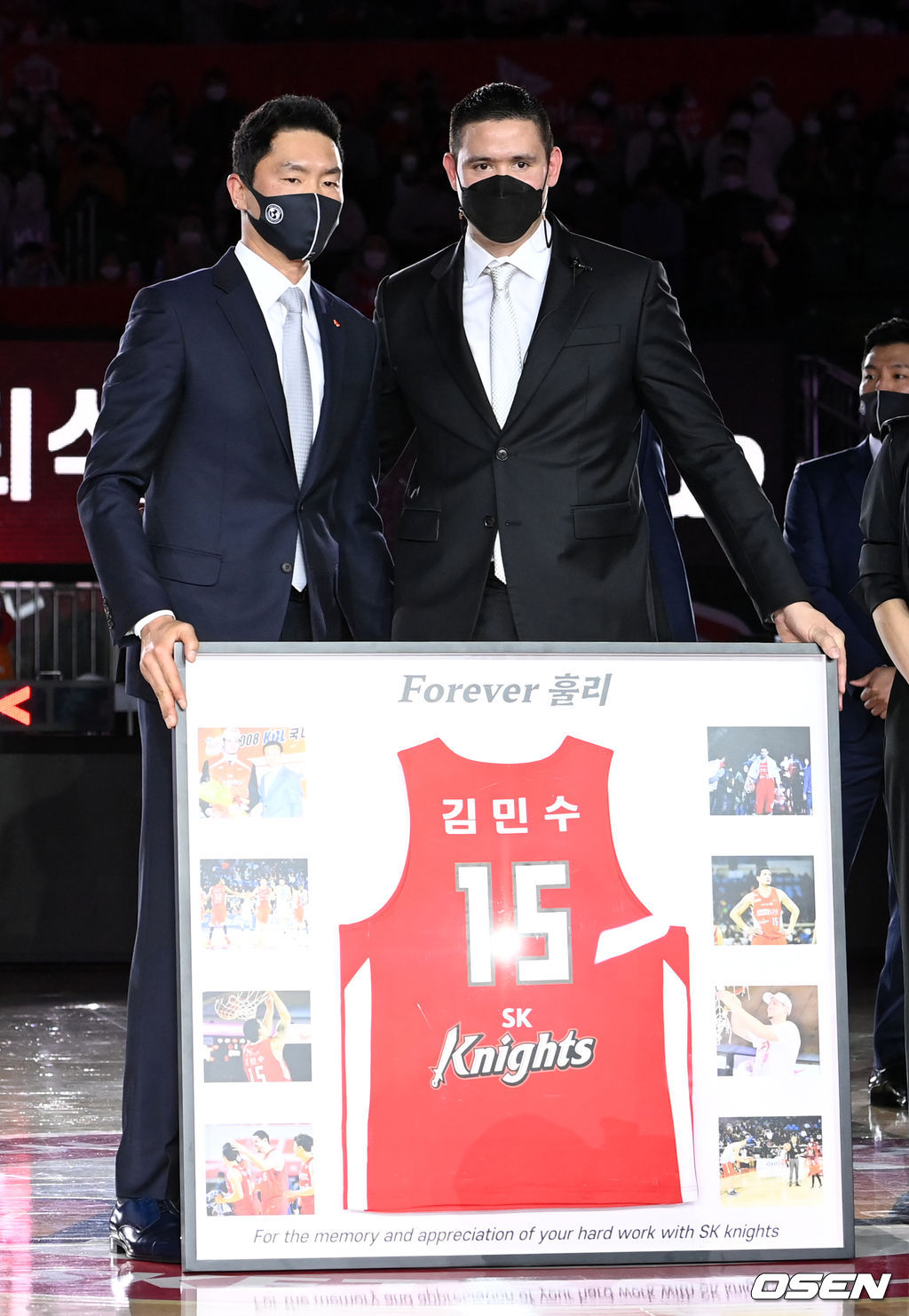 은퇴식에 참석한 김민수가  SK 전희철 감독과 포즈를 취하고 있다.  2021.12.19 /cej@osen.co.kr