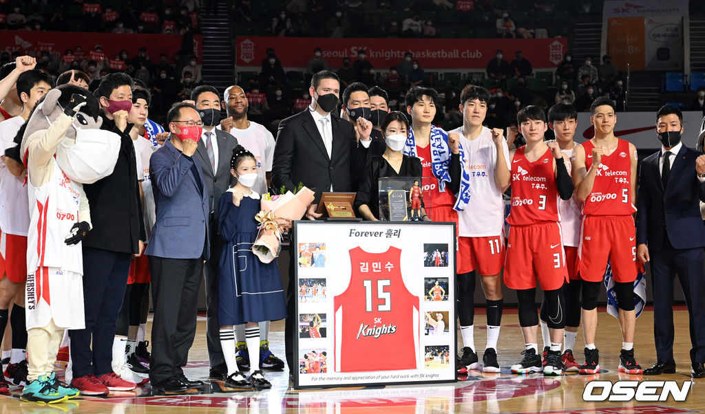 김민수와 가족들을 비롯한 SK 선수와 코칭스태프들이 포즈를 취하고 있다. 2021.12.19 /cej@osen.co.kr