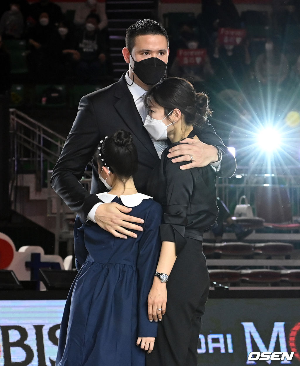 김민수가 은퇴식에서 가족과 포옹을 하고 있다. 2021.12.19 /cej@osen.co.kr