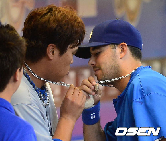 다저스 시절 류현진과 이디어가 서로 목걸이로 하이파이브 하는 모습./ OSEB DB