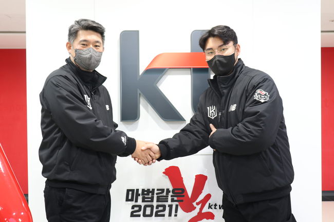 장성우(오른쪽)와 이숭용 KT 단장. /KT 위즈 제공