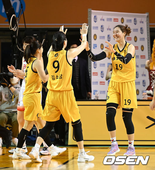 KB스타즈는 20일 청주체육관에서 열린 BNK 썸과의 삼성생명 2021~2022 여자프로농구 정규리그 홈경기에서 85-72 역전승을 거뒀다.4쿼터 트리플더블을 달성한 KB스타즈 박지수가 동료들의 축하를 받고 있다. 2021.12.20 /sunday@osen.co.kr