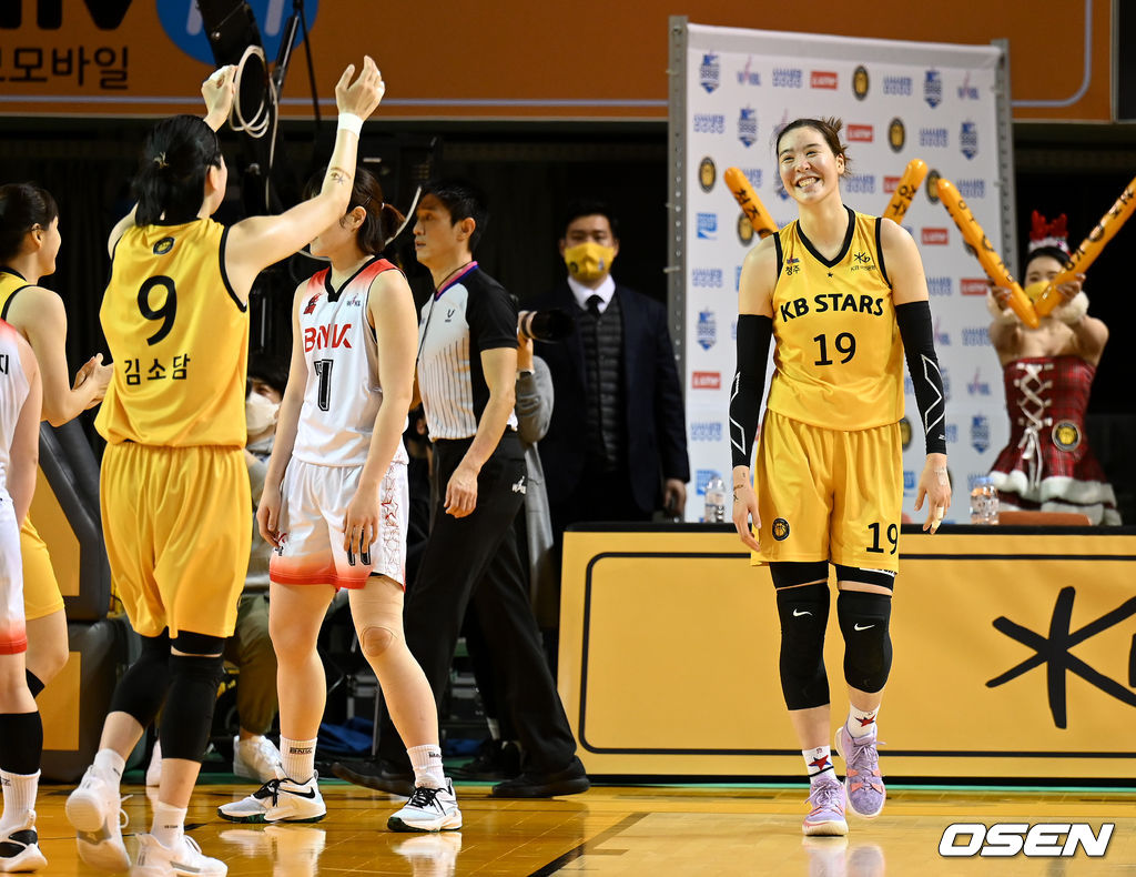 청주체육관에서 열린 ‘삼성생명 2021-2022 여자프로농구’ KB스타즈와 BNK 썸의 경기, 4쿼터 트리플더블을 달성한 KB스타즈 박지수가 미소짓고 있다. 2021.12.20 /sunday@osen.co.kr