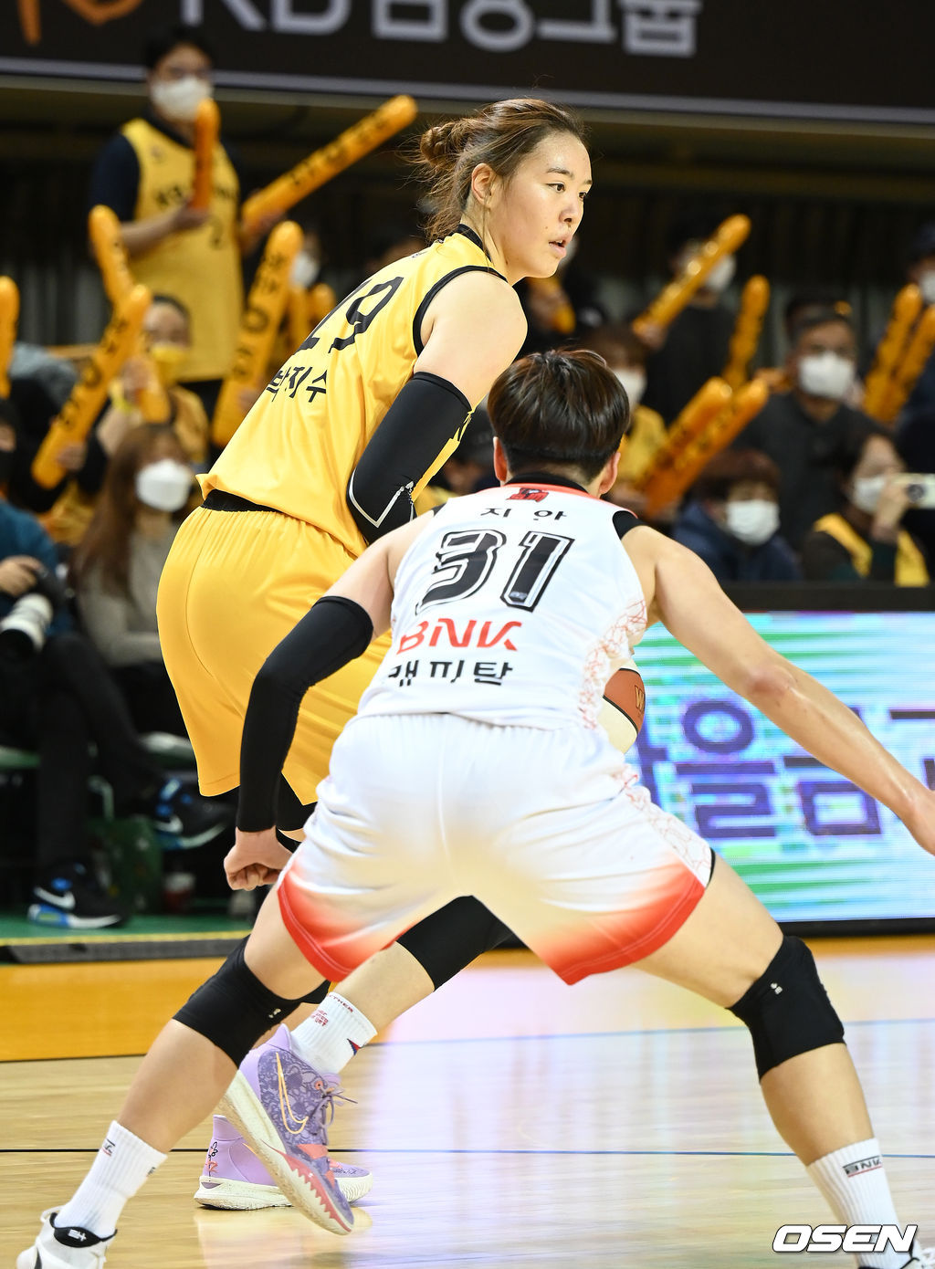 청주체육관에서 열린 ‘삼성생명 2021-2022 여자프로농구’ KB스타즈와 BNK 썸의 경기, 2쿼터 KB스타즈 박지수가 드리블을 시도하고 있다. 2021.12.20 /sunday@osen.co.kr