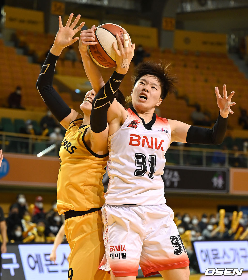 청주체육관에서 열린 ‘삼성생명 2021-2022 여자프로농구’ KB스타즈와 BNK 썸의 경기, 2쿼터 KB스타즈 박지수와 BNK 썸 진안이 리바운드 다툼을 하고 있다.2021.12.20 /sunday@osen.co.kr
