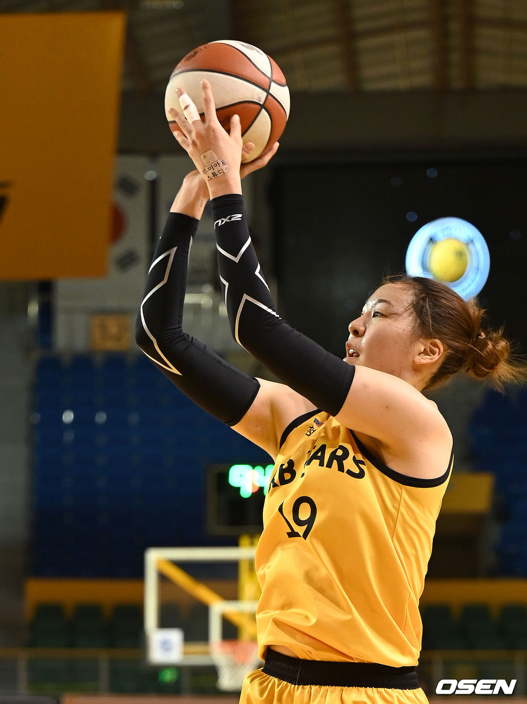 청주체육관에서 열린 ‘삼성생명 2021-2022 여자프로농구’ KB스타즈와 BNK 썸의 경기, 2쿼터 KB스타즈 박지수가 슛을 시도하고 있다. 2021.12.20 /sunday@osen.co.kr