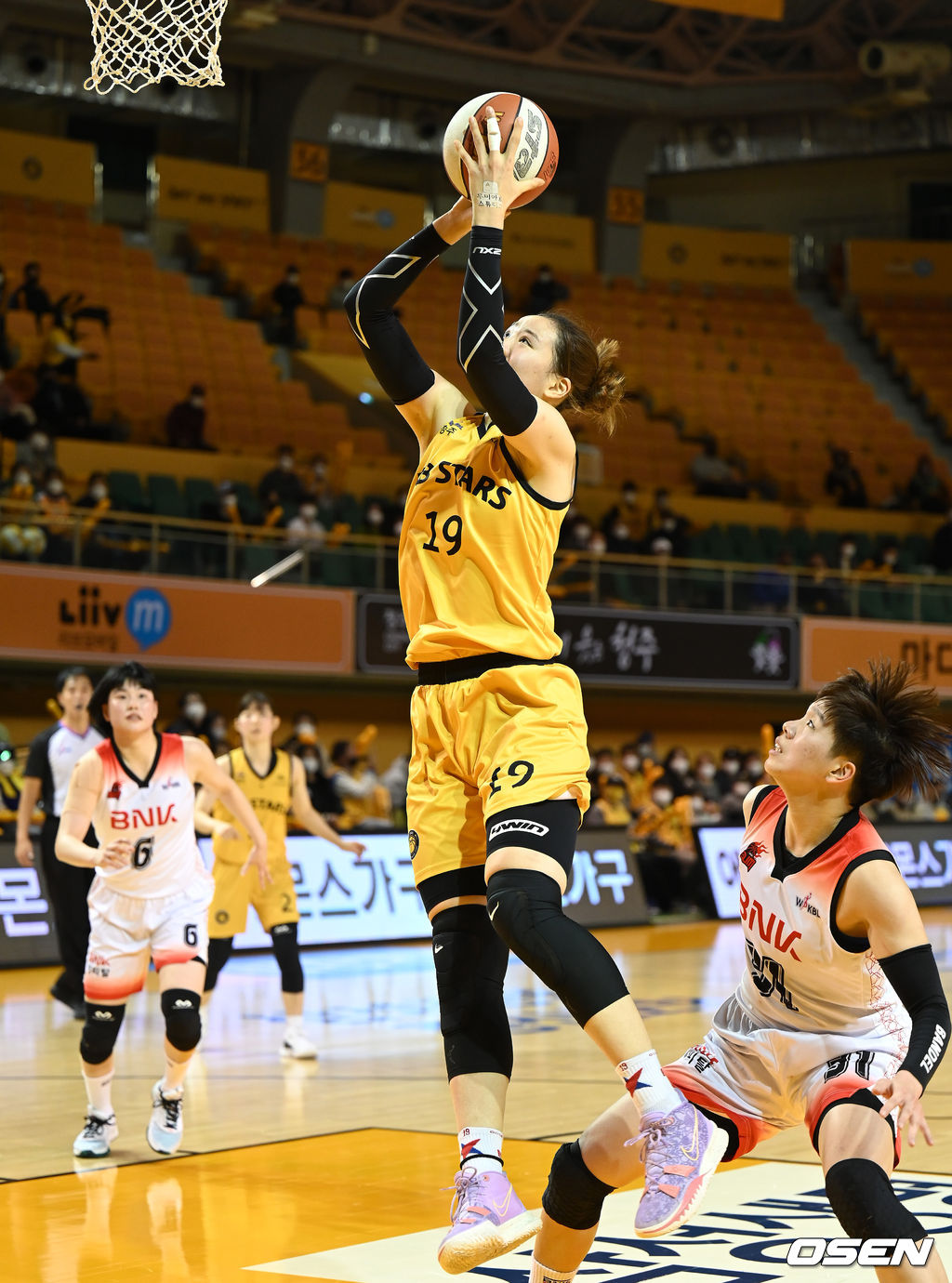 청주체육관에서 열린 ‘삼성생명 2021-2022 여자프로농구’ KB스타즈와 BNK 썸의 경기, 2쿼터 KB스타즈 박지수가 슛을 시도하고 있다. 2021.12.20 /sunday@osen.co.kr