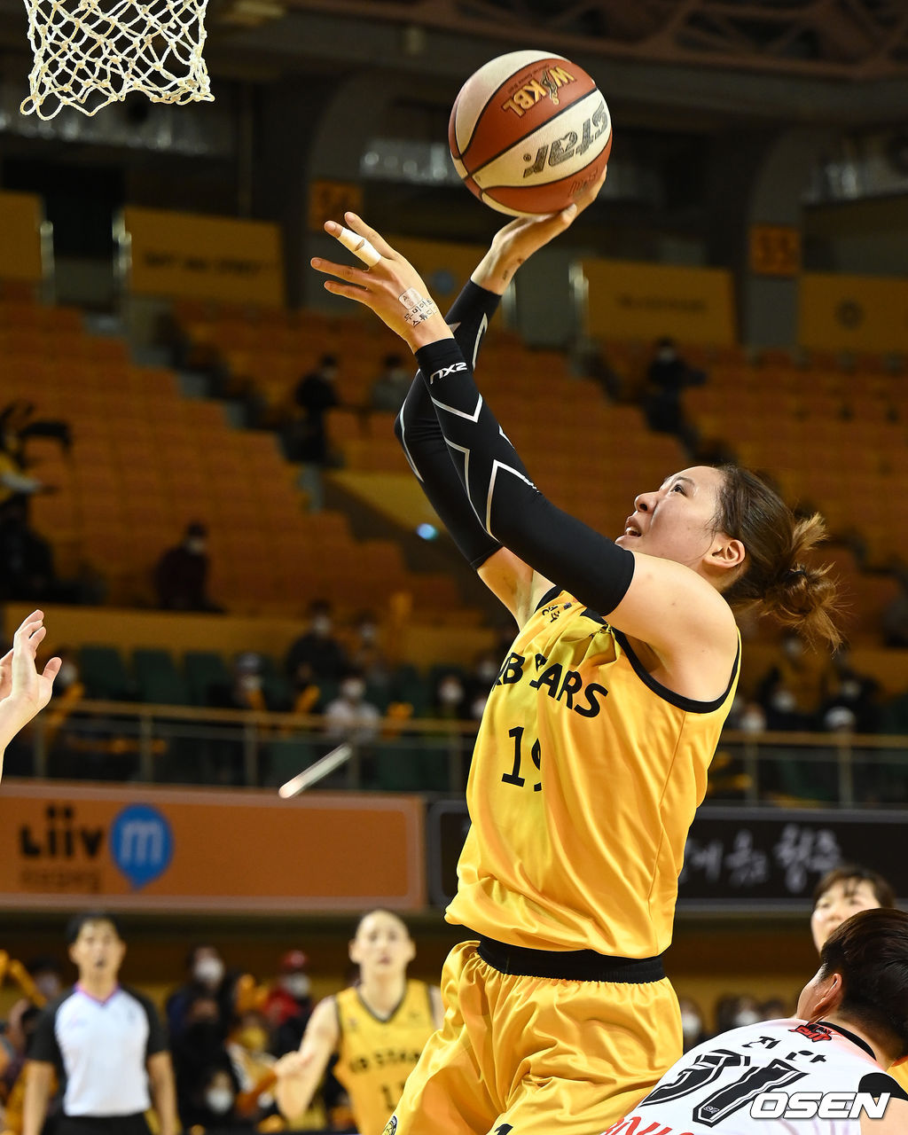 청주체육관에서 열린 ‘삼성생명 2021-2022 여자프로농구’ KB스타즈와 BNK 썸의 경기, 2쿼터 KB스타즈 박지수가 슛을 시도하고 있다. 2021.12.20 /sunday@osen.co.kr