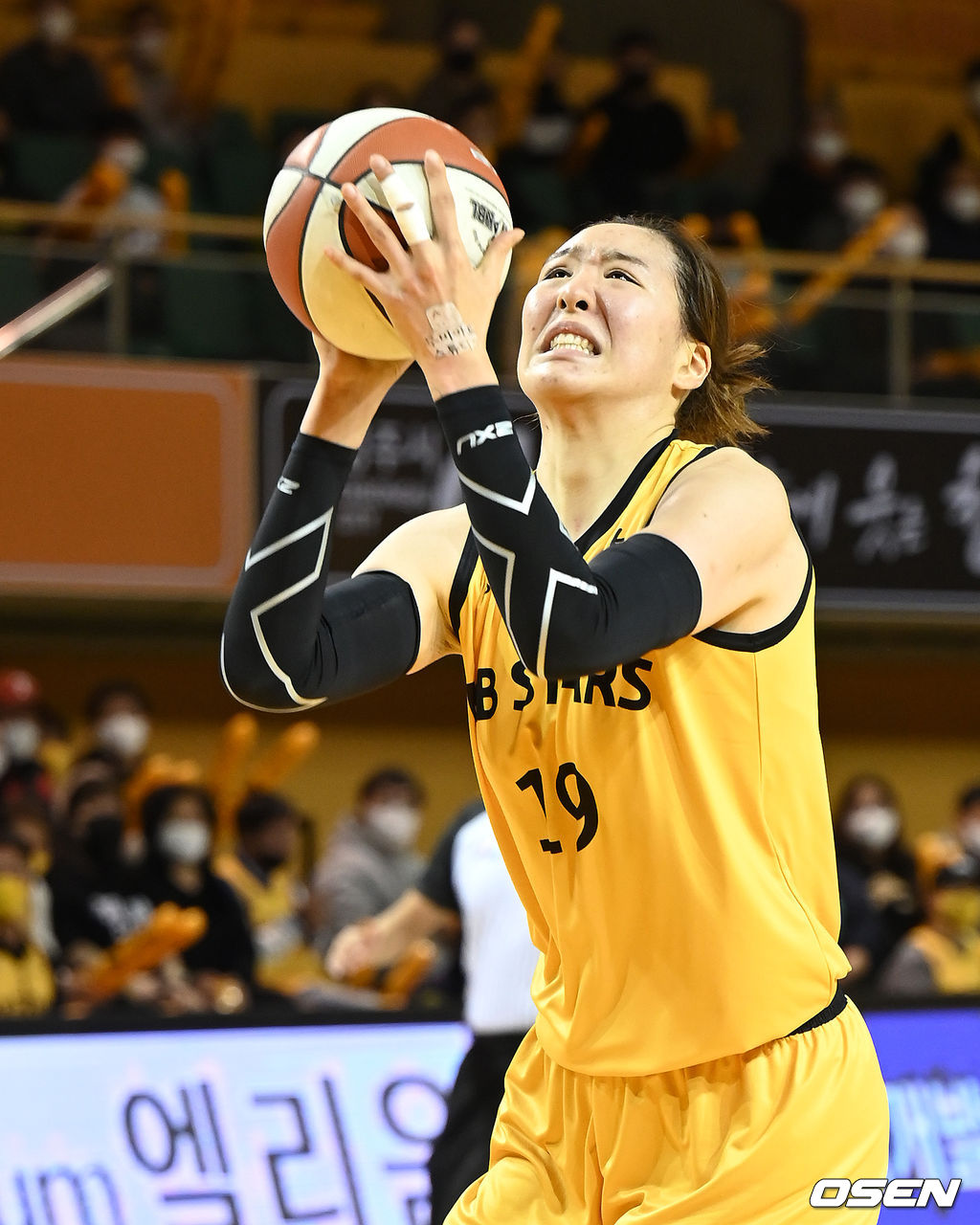 청주체육관에서 열린 ‘삼성생명 2021-2022 여자프로농구’ KB스타즈와 BNK 썸의 경기, 2쿼터 KB스타즈 박지수가 슛을 시도하고 있다. 2021.12.20 /sunday@osen.co.kr