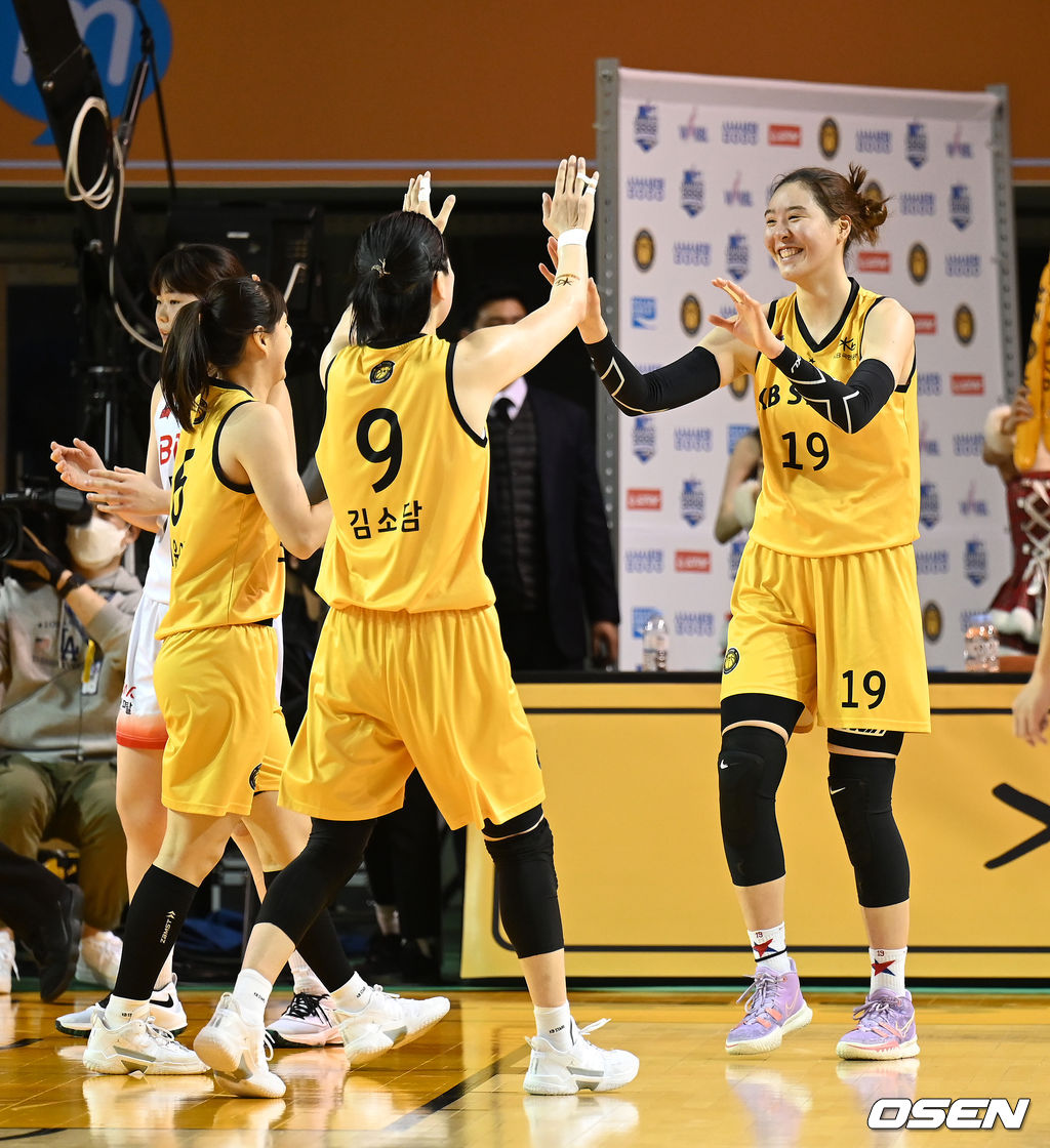 청주체육관에서 열린 ‘삼성생명 2021-2022 여자프로농구’ KB스타즈와 BNK 썸의 경기, 4쿼터 트리플더블을 달성한 KB스타즈 박지수가 동료들의 축하를 받고 있다. 2021.12.20 /sunday@osen.co.kr