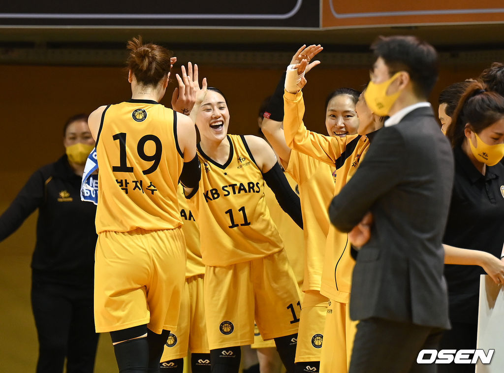 청주체육관에서 열린 ‘삼성생명 2021-2022 여자프로농구’ KB스타즈와 BNK 썸의 경기, 4쿼터 트리플더블을 달성한 KB스타즈 박지수가 동료들의 축하를 받고 있다. 2021.12.20 /sunday@osen.co.kr