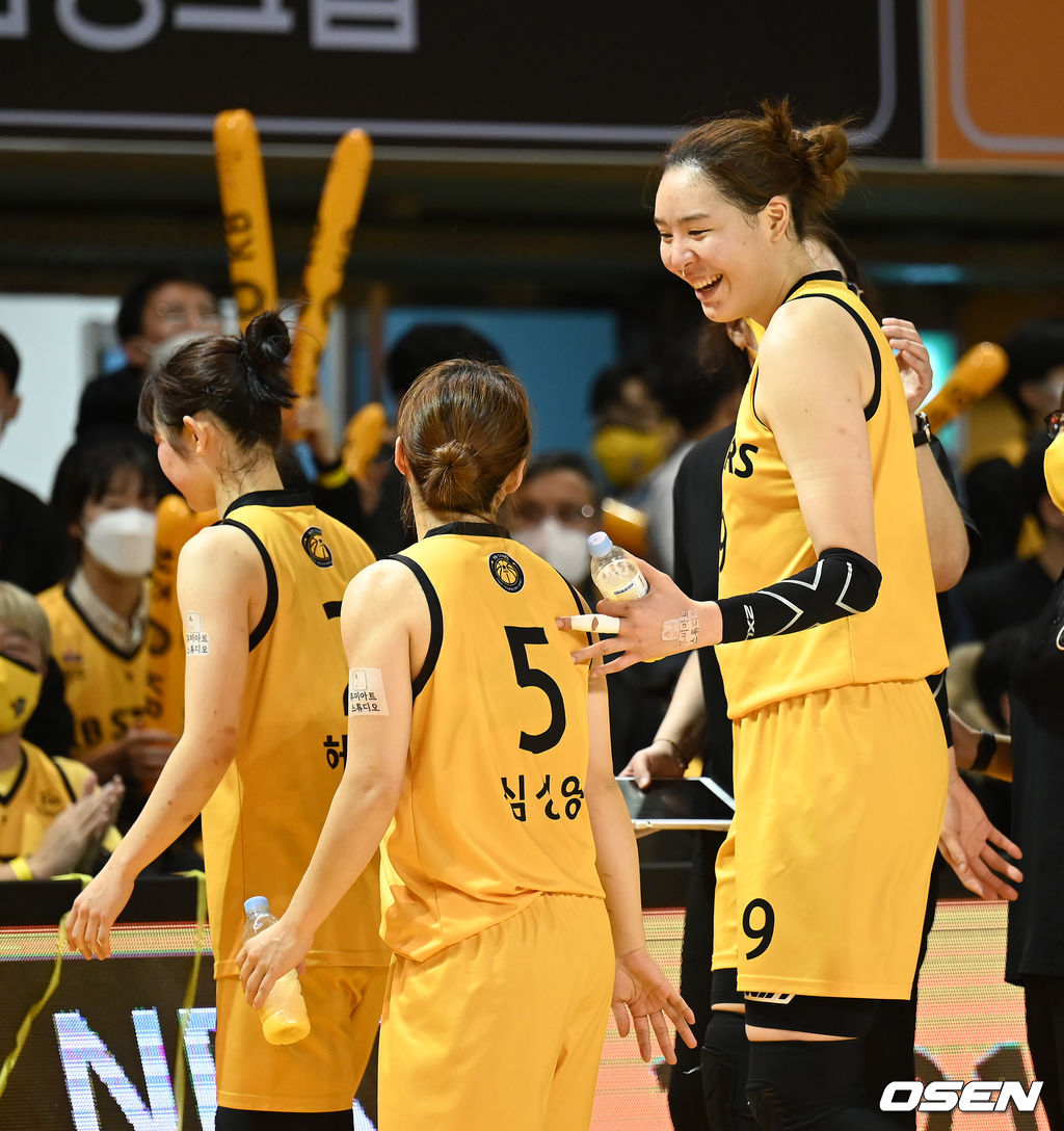 청주체육관에서 열린 ‘삼성생명 2021-2022 여자프로농구’ KB스타즈와 BNK 썸의 경기, 경기 종료 후 KB스타즈 박지수가 동료들과 승리의 기쁨을 나누고 있다. 2021.12.20 /sunday@osen.co.kr