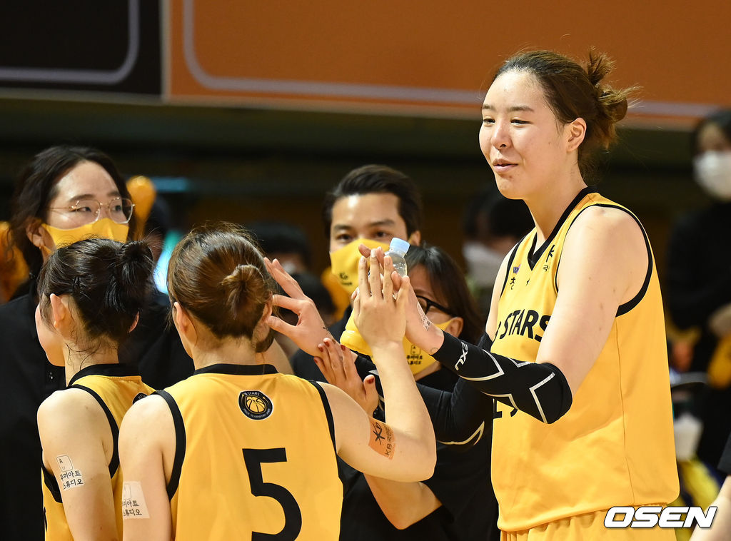 청주체육관에서 열린 ‘삼성생명 2021-2022 여자프로농구’ KB스타즈와 BNK 썸의 경기, 경기 종료 후 KB스타즈 박지수가 동료들과 승리의 기쁨을 나누고 있다. 2021.12.20 /sunday@osen.co.kr