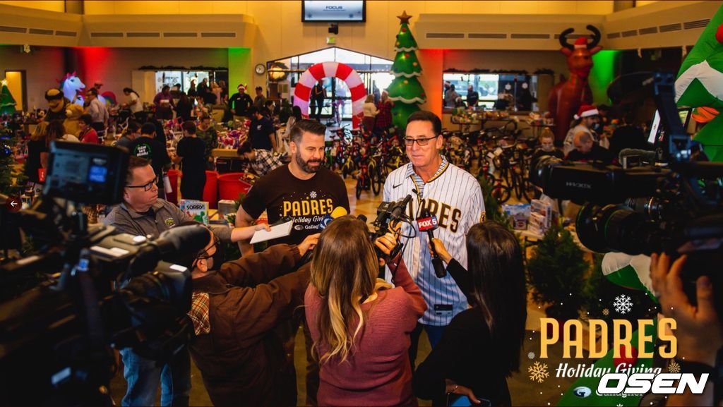 [사진] 샌디에이고 파드레스의 자선행사에 참가한 밥 멜빈 신임 감독. <샌디에이고 파드레스 공식 트위터 캡처>