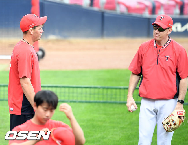 윌리엄스 감독과 애런 브룩스가 이야기를 나누고 있다./OSEN DB