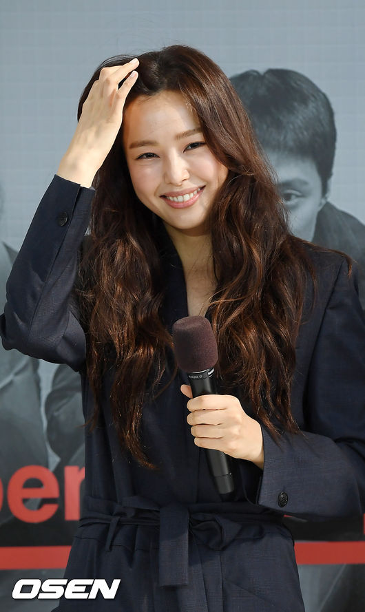 배우 이하늬가 무대 위에서 미소짓고 있다. /rumi@osen.co.kr