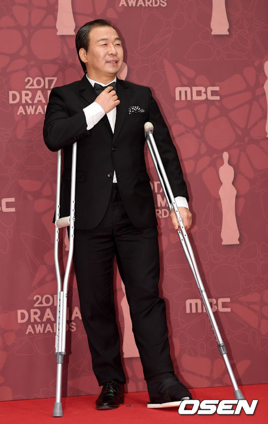 배우 김병춘이 30일 오후 서울 상암동 MBC에서 열린 '2017 MBC 연기대상'에 참석해 레드카펫을 밟고 있다. /dreamer@osen.co.kr