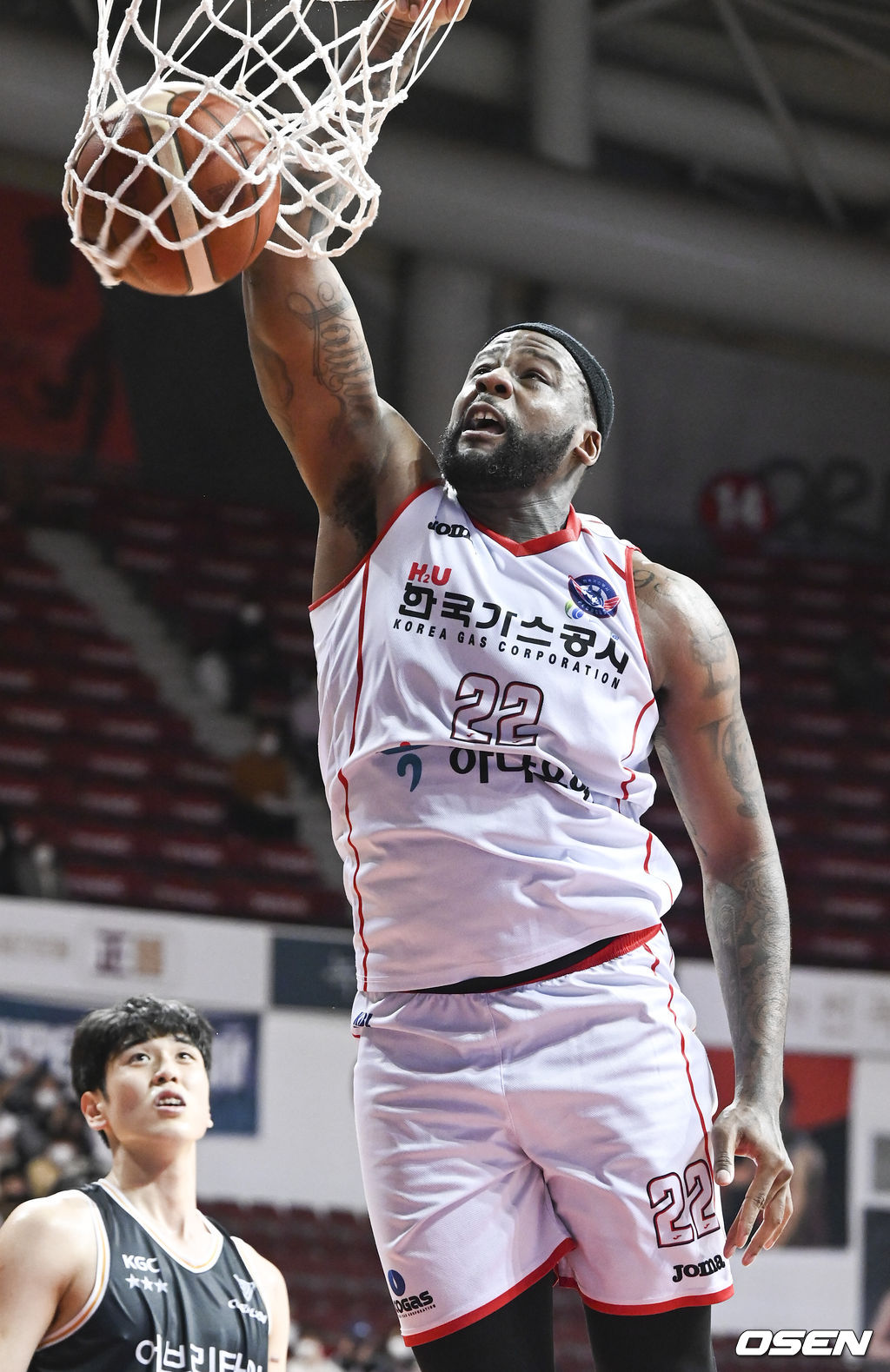 21일 오후 경기도 안양시 안양실내체육관에서 2021-22 KGC인삼공사 정관장 프로농구 안양 KGC인삼공사와 대구 한국가스공사의 경기가 진행됐다. 4쿼터 한국가스공사 알렉산더가 동점 덩크슛을 성공시키고 있다.  2021.12.21 / soul1014@osen.co.kr