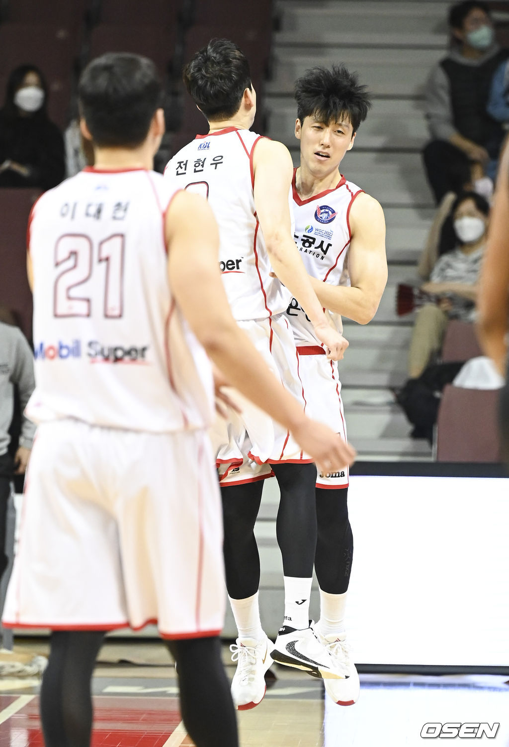 21일 오후 경기도 안양시 안양실내체육관에서 2021-22 KGC인삼공사 정관장 프로농구 안양 KGC인삼공사와 대구 한국가스공사의 경기가 진행됐다. 4쿼터 한국가스공사 조상열이 역전슛을 넣은뒤 전현우가 기뻐하고 있다. 2021.12.21 / soul1014@osen.co.kr