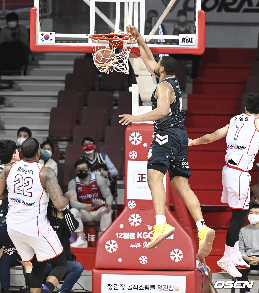 4쿼터 KGC인삼공사 스펠맨이 역전 덩크슛을 성공시키고 있다.  2021.12.21 / soul1014@osen.co.kr