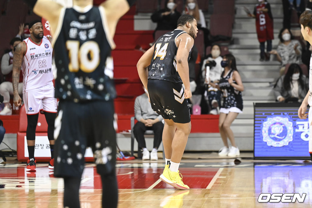4쿼터 KGC인삼공사 스펠맨이 역전 덩크슛을 성공시킨뒤 환호하고 있다. 2021.12.21 / soul1014@osen.co.kr