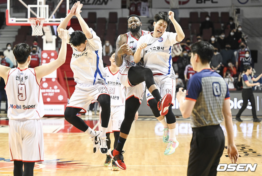 21일 오후 경기도 안양시 안양실내체육관에서 2021-22 KGC인삼공사 정관장 프로농구 안양 KGC인삼공사와 대구 한국가스공사의 경기가 진행됐다. 경기종료 후 역전슛을 성공시킨 한국가스공사 알렉산더가 동료들과 기뻐하고 있다.   2021.12.21 / soul1014@osen.co.kr