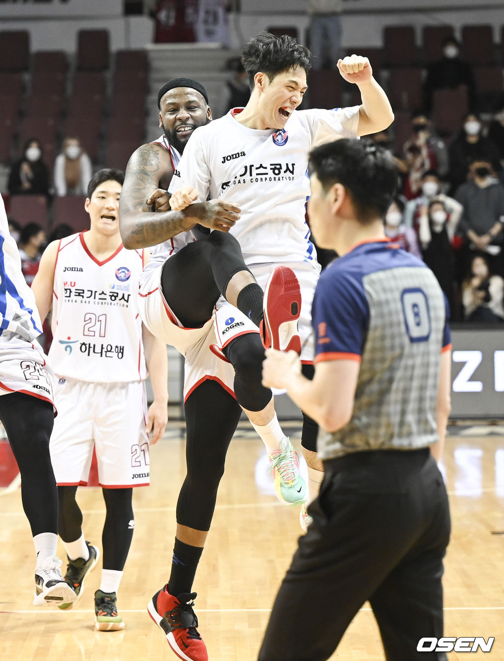 21일 오후 경기도 안양시 안양실내체육관에서 2021-22 KGC인삼공사 정관장 프로농구 안양 KGC인삼공사와 대구 한국가스공사의 경기가 진행됐다. 경기종료 후 역전슛을 성공시킨 한국가스공사 알렉산더가 동료들과 기뻐하고 있다.   2021.12.21 / soul1014@osen.co.kr