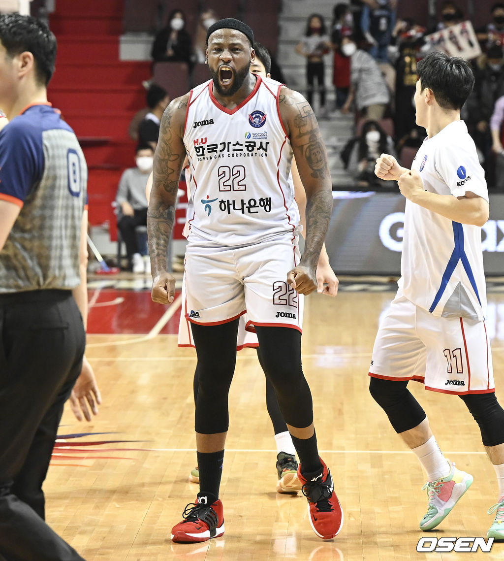 경기종료후 한국가스공사 알렉산더가 환호하고 있다. 2021.12.21 / soul1014@osen.co.kr