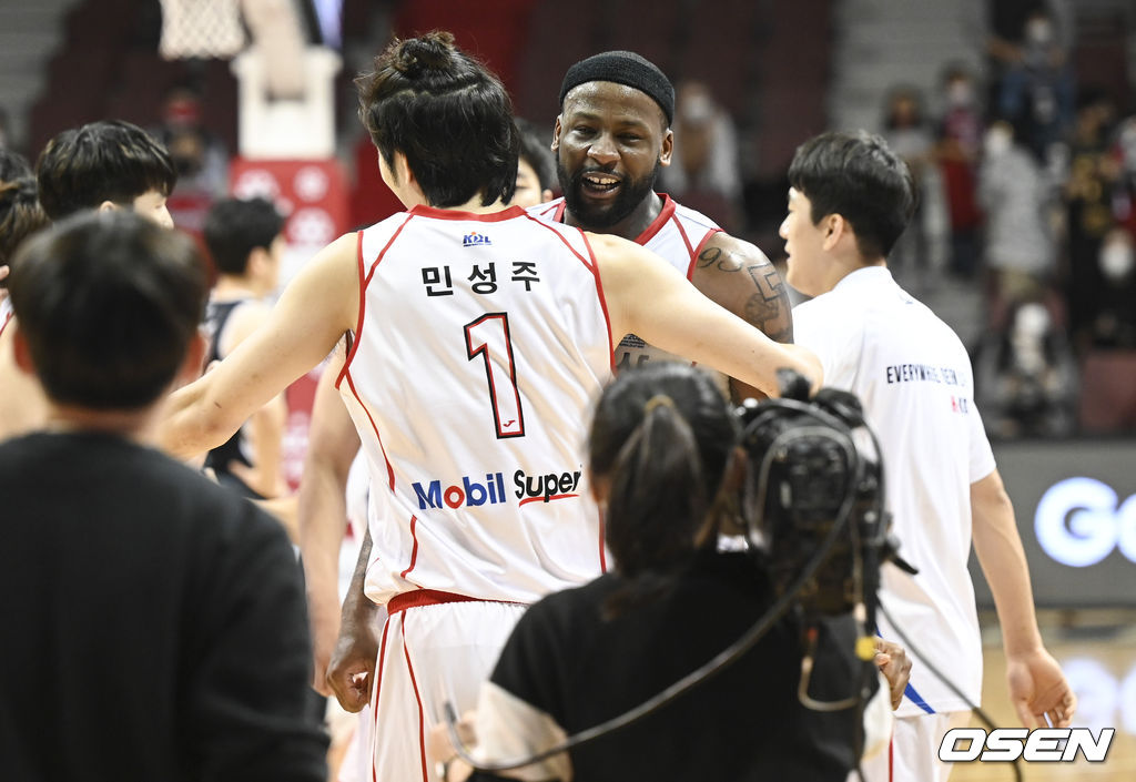 경기종료후 한국가스공사 알렉산더가 민성주와 승리의 기쁨을 나누고 있다.  2021.12.21 / soul1014@osen.co.kr