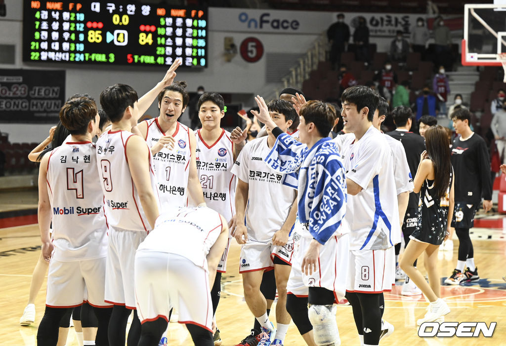 경기종료 후 한국가스공사 선수들이 승리의 기쁨을 나누고 있다. 2021.12.21 / soul1014@osen.co.kr