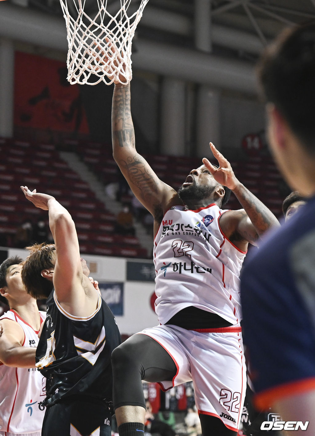 21일 오후 경기도 안양시 안양실내체육관에서 2021-22 KGC인삼공사 정관장 프로농구 안양 KGC인삼공사와 대구 한국가스공사의 경기가 진행됐다. 4쿼터 한국가스공사 알렉산더가 역전 탭슛을 성공시키고 있다.  2021.12.21 / soul1014@osen.co.kr