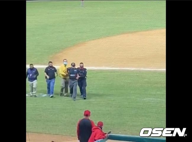 [사진] 멕시코 야구리그에서 음주 심판으로 물의를 빚은 음베르토 헤인즈 심판(오른쪽에서 두 번째)이 경비원들에게 의해 끌려나오고 있다. <래딧 영상 캡처>