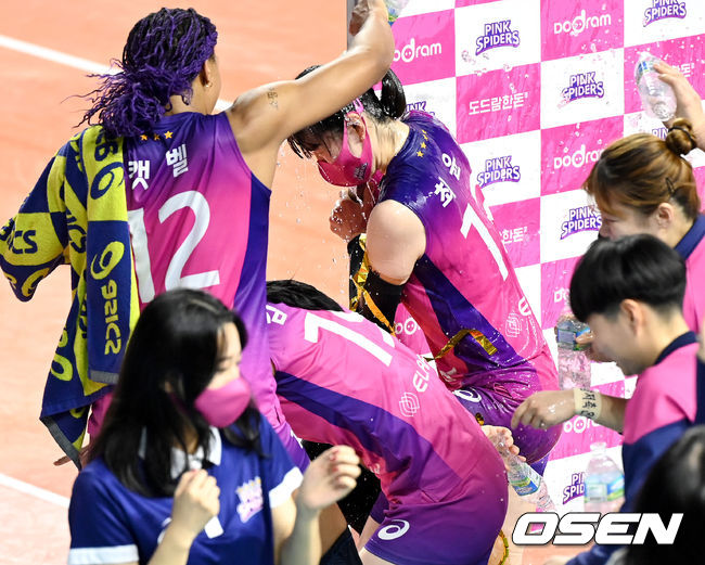 수훈 선수 인터뷰를 마친 흥국생명 최윤이가 동료들에게 물세례를 받고 있다. 2021.12.21 / dreamer@osen.co.kr