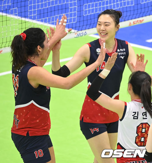 2세트 현대건설 야스민의 득점때 양효진이 야스민과 하이파이브를 하고 있다. 2021.12.22 / soul1014@osen.co.kr